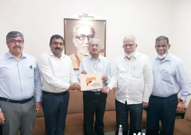 दरवर्षी मुंबईतील सुमारे सव्वादोन लाख विद्यार्थी पदवीधर होत असतात. या विद्यार्थ्यांना शासनाच्या रोजगार संदर्भात विविध योजनांची माहिती मिळणे आवश्यक आहे.  सदर बैठकीस उद्योग विभागाचे सहसचिव श्री. संजय देगांवकर, अतिरिक्त संचालक श्री. संजय कोरबू , सहसंचालक श्री. लोंढे, उद्योग विभागाचे मुंबई महानरगर परिक्षेत्राचे सहसंचालक श्री. डेकाटे, "मुख्यमंत्री रोजगार विभाग कार्यक्रम" विभागाच्या वरीष्ठ अधिकारी श्रीमती विजू शिरसाठ, मुंबई विद्यापीठ सिनेट सदस्य श्री. मिलिंद साटम उपस्थित होते.