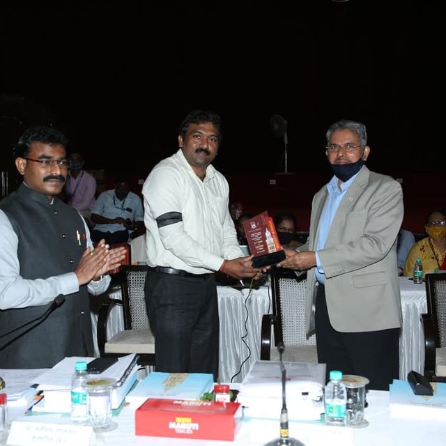 आज मुंबई विद्यापीठाचे कुलगुरू प्रा. डॉ.सुहास पेडणेकर यांनी अधिसभेत National Education Policy Task Force (महाराष्ट्र शासन) सदस्यपदी माझी निवड करण्यात आल्यामुळे व मुंबई विद्यापीठाला NAAC श्रेणी मिळावं याकरीता दिलेल्या योगदानाकरीता शुभेच्छा व अभिनंदन केले.