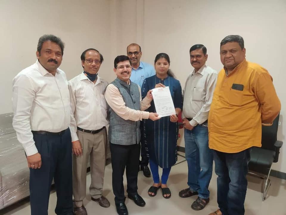 मुंबई विद्यापीठ आणि संलग्न महाविद्यालय येथील विद्यार्थ्यांना मराठी भाषेला अभिजात भाषेचा दर्जा प्राप्त व्हावा याकरीता मान.राष्ट्रपती यांना पत्र पाठवून तसेच विशेष बारकोड स्कॅन करण्याचे आवाहन करण्यात यावे असे पत्रक मुंबई विद्यापीठ युवासेना सिनेट सदस्य श्री.प्रदीप सावंत,राजन कोळंबेकर,महादेव जगताप,मिलिंद साटम,सौ.शितल देवरुखकर शेठ यांनी प्र कुलगुरु प्रा.रविंद्र कुळकर्णी यांना निवेदन देऊन मागणी केली.